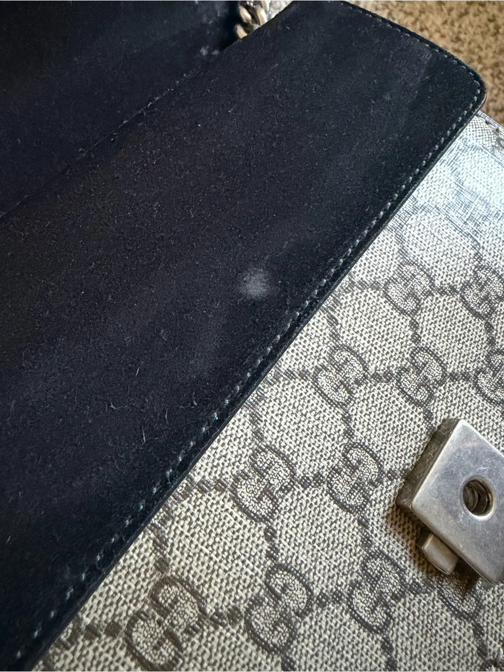 Gucci signature gg